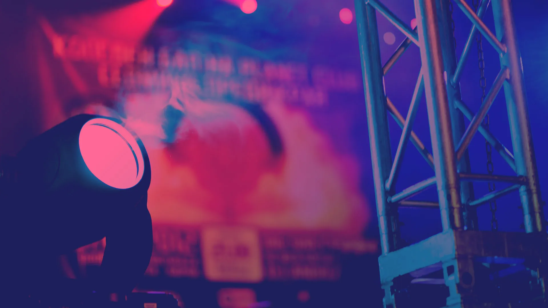 Sfeerbeeld van podiumverlichting bij een optreden van Musicalive